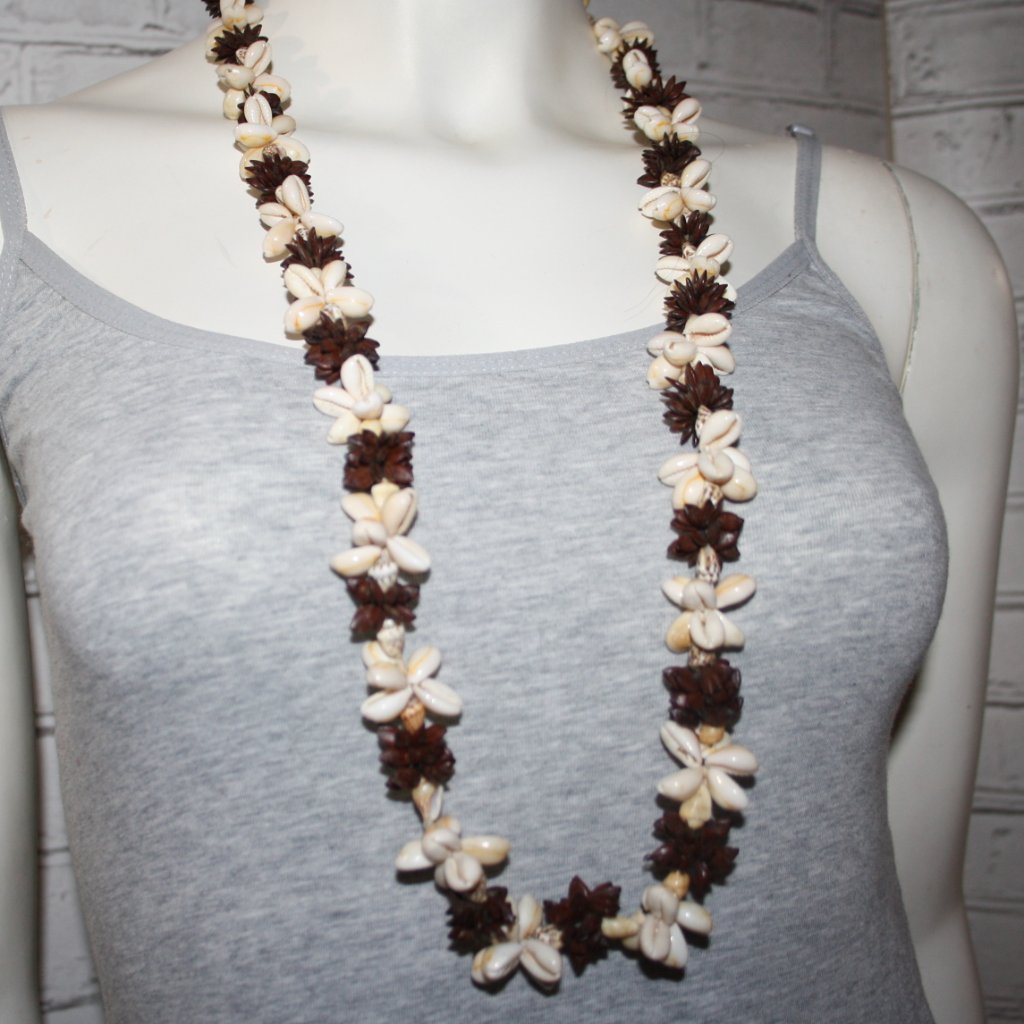 Beautiful Vintage Cream And Brown Shell Necklace 36